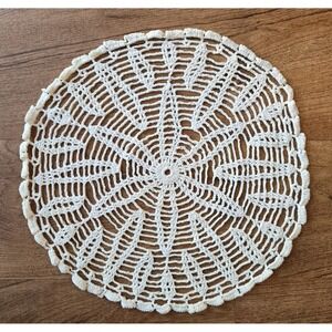 Vintage‎ White Crochet Doily Round Lace Pattern Handmade 14″ Table Dresser Decor
